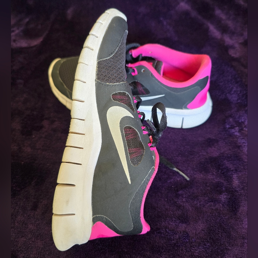Nike Black and Pink Sneakers | Big Kid Size 3.5 - Picture 8 of 13